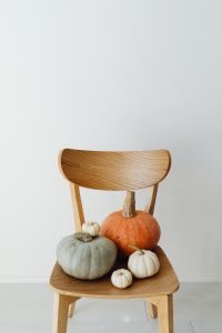 Kaboompics - Pumpkins on a wooden chair