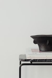 Kaboompics - Marble console - furniture - ceramic - black vase