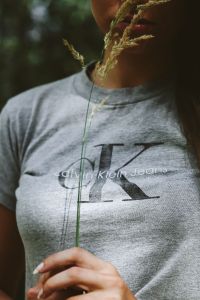 Kaboompics - Woman in a grey crop top shirt holding wheat