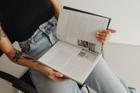 Kaboompics - Woman in light-colored jeans with books