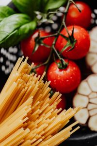 Kaboompics - Cherry tomatoes - garlic - basil - spaghetti pasta