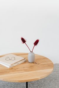 Kaboompics - Wooden table - books - glasses - vase with dried flowers