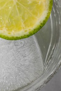 Kaboompics - Glass with water - lime - ice cubes - closeup - close-up - close up