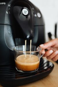 Kaboompics - The woman makes coffee with the machine