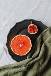 Kaboompics - Fig and grapefruit