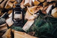 Kaboompics - Old paraffin lamp and wood