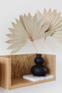 Kaboompics - Palms leaves in vase on a wooden shelf