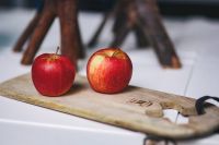 Kaboompics - Red apples on a wooden board