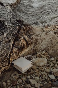 Kaboompics - White handbag - minimalist fashion