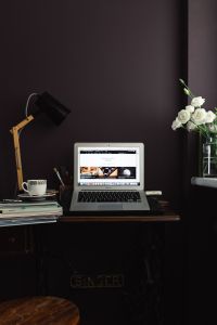 Kaboompics - Contemporary home office idea with dark walls