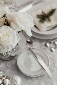 Kaboompics - White flowers on a table with porcelain tableware