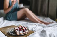 Kaboompics - Beautiful young woman having breakfast in the bed