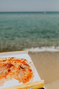 Kaboompics - Pizza on the beach of Sardinia