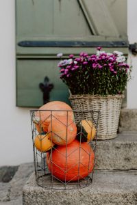 Kaboompics - Pumpkins and flowers as decoration on stairs