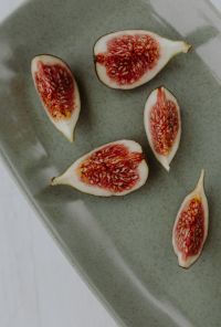 Kaboompics - Bowl of crunchy granola and figs