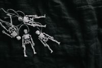 Kaboompics - Halloween - Human skeleton miniatures