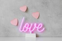 Kaboompics - Love neon - pink hearts