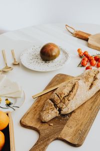 Kaboompics - Bread on cutting board - tomato