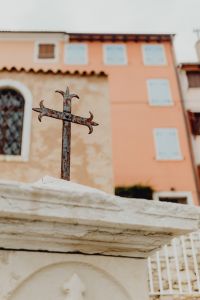 Kaboompics - Old metal cross in front of buildings