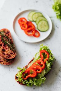 Kaboompics - Breakfast sandwich with hummus - lettuce - sweet pepper - cucumber