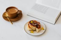 Kaboompics - Coffee - book - cinnamon roll