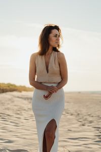 Kaboompics - Young stylish woman poses on the beach at sunset