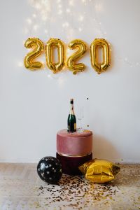 Kaboompics - New Year's Eve - Gold balloons in the shape of 2020, confetti, champagne