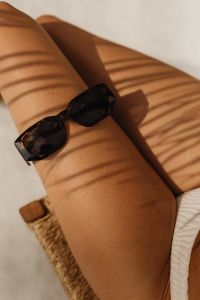 Kaboompics - Sunglasses - legs