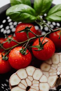 Kaboompics - Cherry tomatoes - garlic - basil