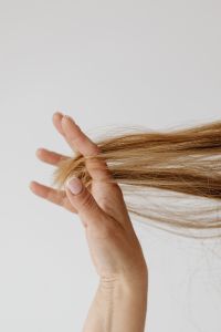 Kaboompics - Brushing hair and making hairstyles - hair care