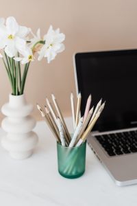 Kaboompics - Laptop - pencils & white flowers on marble table