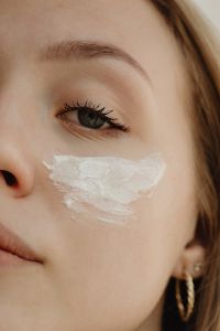 Kaboompics - Hydrating the Face with Moisturizing Cream