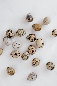 Kaboompics - Quail eggs on marble