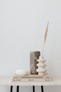 Kaboompics - Marble vase - alabaster - dried grass