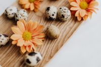 Kaboompics - Quail's eggs on a wooden tray