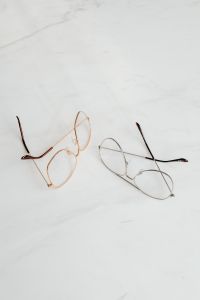 Kaboompics - Glasses on white marble