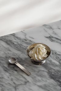 Arabescato Marble Table - Metal Dish - Ice Cream - Whipped cream