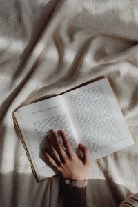 Kaboompics - Book - reading - blanket - evening