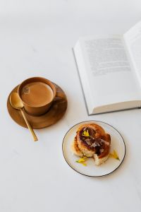 Kaboompics - Coffee - book - cinnamon roll