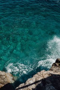 Kaboompics - Beautiful turquoise water crashing into rocks