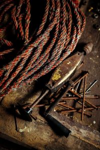 Kaboompics - Old rope with rusty tools