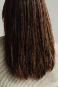 Kaboompics - The back of a young woman - medium-length brown straight hair