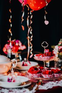 Table Decorations for Valentine: Red Roses