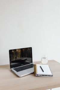 Kaboompics - Laptop - compter - desk - glass of water - Macbook - Notebook - Pen
