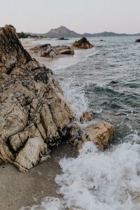 Kaboompics - Waves crashing over rocks on the beach