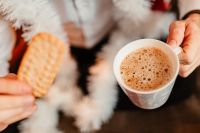 Kaboompics - Drinking coffee with milk and cookies in a holiday mood