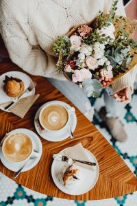 Delicious coffee & dessert in the Beza café in Lodz, Poland // Bouquet of flowers