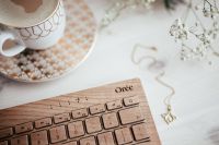 Kaboompics - Wooden keyboard, coffee and golden jewellery