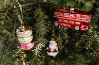 Kaboompics - Christmas bombs in the shape of a red London bus, macaroons and Santa Claus