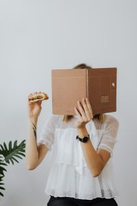 Kaboompics - Businesswoman eats at work hamburger